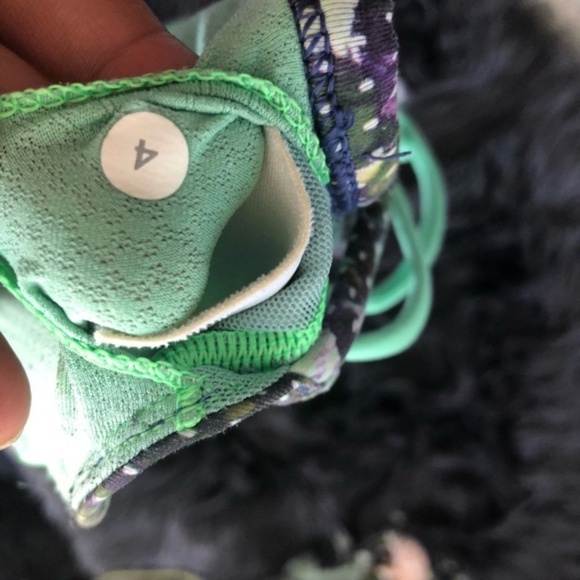 EUC Lululemon Free to be Bra sz 4 - Picture 5 of 5